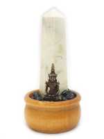 Buddha mit Howlith Obelisk und Hämatit in Holzgefäß